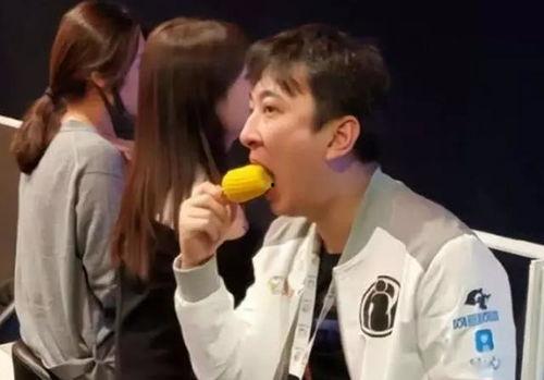 jake成香菜吃瓜,揭秘“jake成香菜吃瓜”现象背后的故事